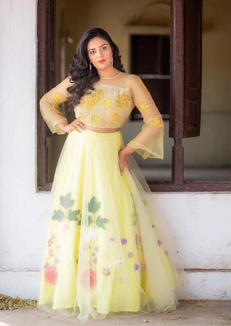 Telugu TV Model SreeMukhi in Transparent Yellow Lehenga Choli 8